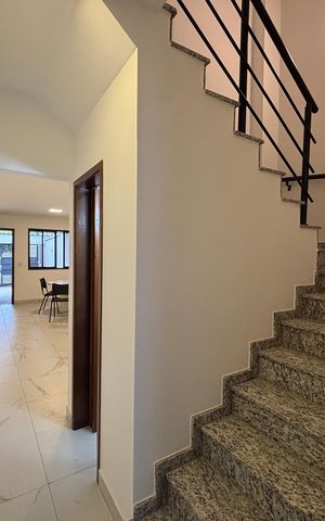 Casa à venda com 125m², 3 quartos e 2 vagas Casa à venda com 125m², 3 quartos e 2 vagasEscada