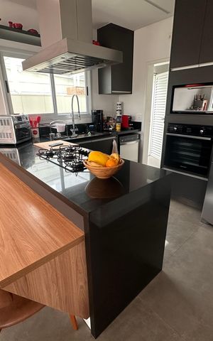 Casa de condomínio à venda com 240m², 4 quartos e 3 vagas Casa de condomínio à venda com 240m², 4 quartos e 3 vagasCozinha
