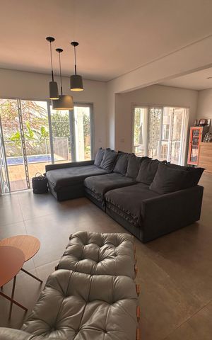 Casa de condomínio à venda com 240m², 4 quartos e 3 vagas Casa de condomínio à venda com 240m², 4 quartos e 3 vagasSala