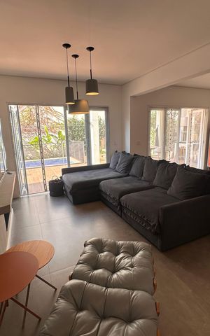 Casa de condomínio à venda com 240m², 4 quartos e 3 vagas Casa de condomínio à venda com 240m², 4 quartos e 3 vagasSala