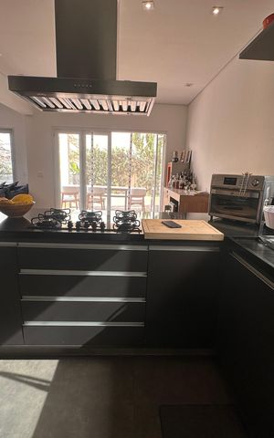 Casa de condomínio à venda com 240m², 4 quartos e 3 vagas Casa de condomínio à venda com 240m², 4 quartos e 3 vagasCozinha
