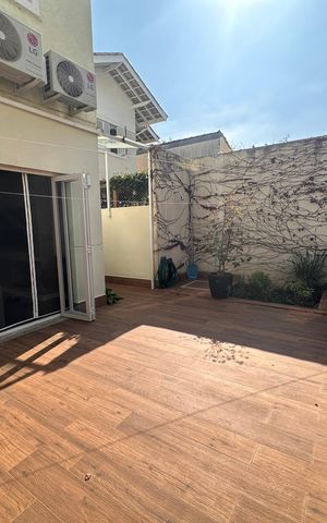 Casa de condomínio à venda com 240m², 4 quartos e 3 vagas Casa de condomínio à venda com 240m², 4 quartos e 3 vagasPiscina