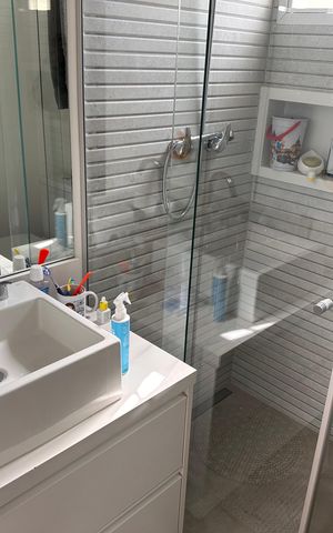 Casa de condomínio à venda com 240m², 4 quartos e 3 vagas Casa de condomínio à venda com 240m², 4 quartos e 3 vagasBanheiro social