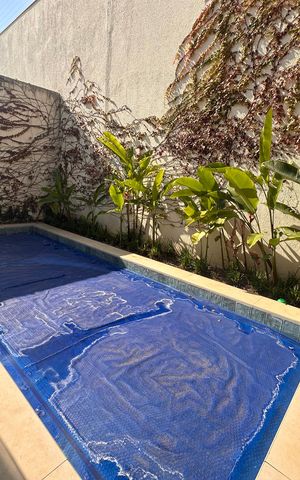 Casa de condomínio à venda com 240m², 4 quartos e 3 vagas Casa de condomínio à venda com 240m², 4 quartos e 3 vagasPiscina