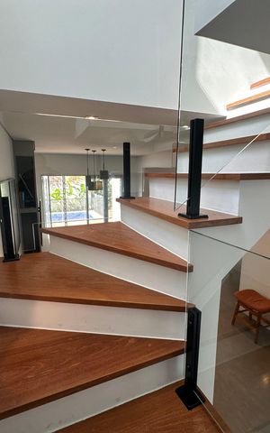 Casa de condomínio à venda com 240m², 4 quartos e 3 vagas Casa de condomínio à venda com 240m², 4 quartos e 3 vagasEscada