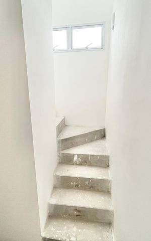 Apartamento à venda com 81m², 1 quarto e sem vaga Apartamento à venda com 81m², 1 quarto e sem vagaEscada
