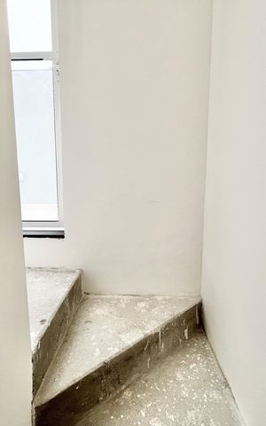 Apartamento à venda com 81m², 1 quarto e sem vaga Apartamento à venda com 81m², 1 quarto e sem vagaEscada