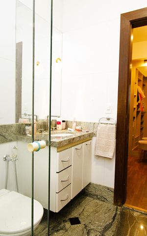 Casa à venda com 360m², 5 quartos e 3 vagasBanheiro do Quarto 2