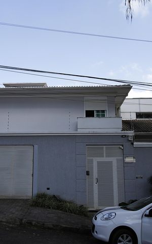 Casa à venda com 360m², 5 quartos e 3 vagasFachada