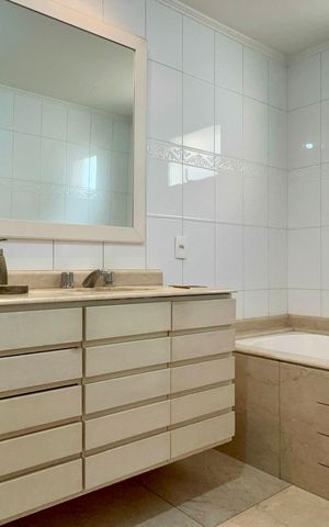 Apartamento para alugar com 224m², 3 quartos e 4 vagas Apartamento para alugar com 224m², 3 quartos e 4 vagasBanheiro da Suíte 3
