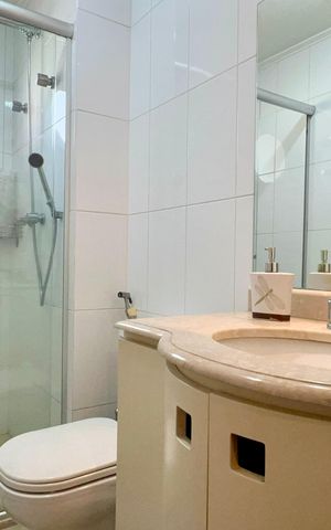 Apartamento para alugar com 224m², 3 quartos e 4 vagas Apartamento para alugar com 224m², 3 quartos e 4 vagasBanheiro da Suíte 1