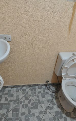 Casa à venda com 250m², 2 quartos e 2 vagasBanheiro da área da churrasqueira