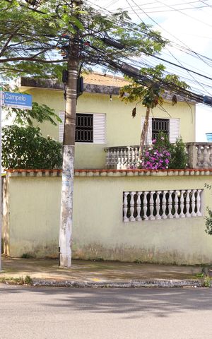 Casa à venda com 200m², 4 quartos e 3 vagasFachada do imóvel - Placa instalada no portão do imóvel - Código da placa: WYNY-1095
