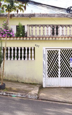 Casa à venda com 200m², 4 quartos e 3 vagasPlaca instalada no portão do imóvel - Código da placa: WYNY-1095
