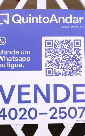 Casa à venda com 200m², 4 quartos e 3 vagasPlaca instalada no portão do imóvel - Código da placa: WYNY-1095