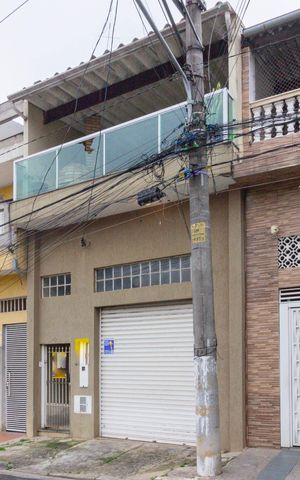 Casa à venda com 180m², 2 quartos e 1 vaga Casa à venda com 180m², 2 quartos e 1 vagaFachada