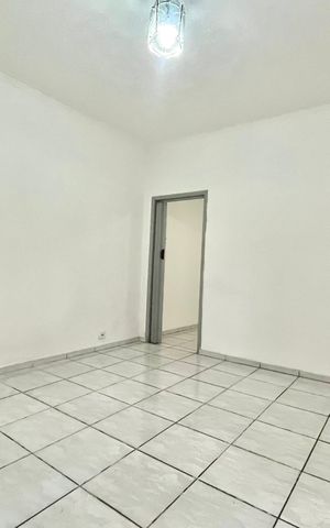 Casa à venda com 100m², 3 quartos e 1 vaga Casa à venda com 100m², 3 quartos e 1 vagaSala