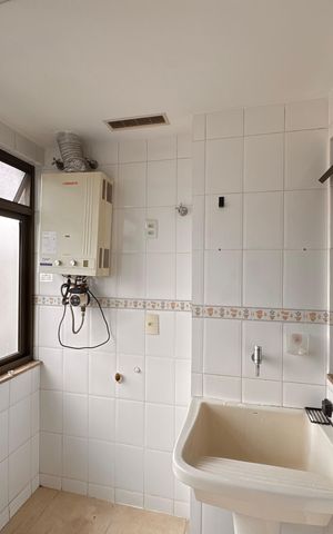 Apartamento à venda com 330m², 3 quartos e 3 vagas Apartamento à venda com 330m², 3 quartos e 3 vagasCozinha e Área de Serviço