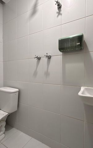 Apartamento à venda com 330m², 3 quartos e 3 vagas Apartamento à venda com 330m², 3 quartos e 3 vagasCozinha e Área de Serviço - Banheiro