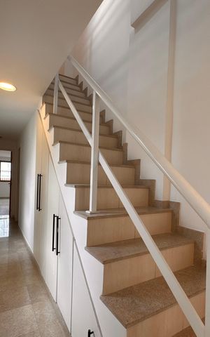Apartamento à venda com 330m², 3 quartos e 3 vagas Apartamento à venda com 330m², 3 quartos e 3 vagasEscada