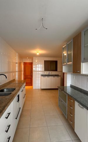 Apartamento à venda com 330m², 3 quartos e 3 vagas Apartamento à venda com 330m², 3 quartos e 3 vagasCozinha e Área de Serviço