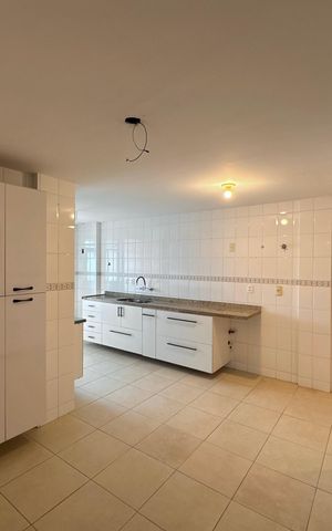 Apartamento à venda com 330m², 3 quartos e 3 vagas Apartamento à venda com 330m², 3 quartos e 3 vagasCozinha e Área de Serviço