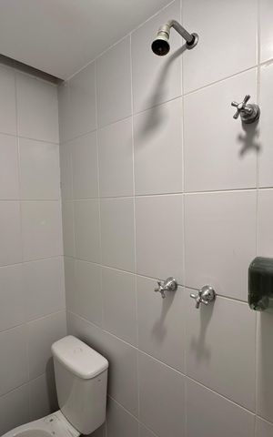 Apartamento à venda com 330m², 3 quartos e 3 vagas Apartamento à venda com 330m², 3 quartos e 3 vagasCozinha e Área de Serviço - Banheiro