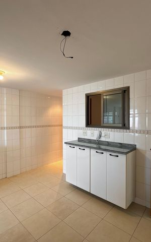 Apartamento à venda com 330m², 3 quartos e 3 vagas Apartamento à venda com 330m², 3 quartos e 3 vagasCozinha e Área de Serviço