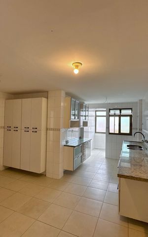 Apartamento à venda com 330m², 3 quartos e 3 vagas Apartamento à venda com 330m², 3 quartos e 3 vagasCozinha e Área de Serviço