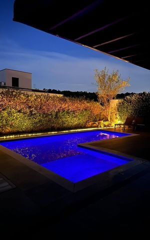 Casa de condomínio à venda com 387m², 4 quartos e 6 vagas Casa de condomínio à venda com 387m², 4 quartos e 6 vagasPiscina