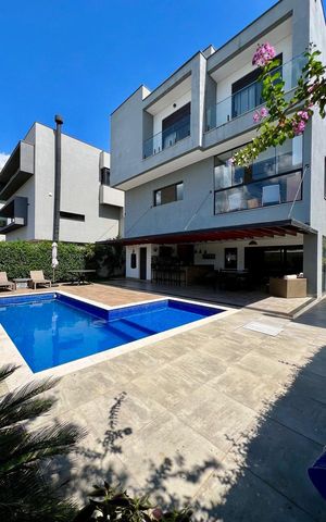 Casa de condomínio à venda com 387m², 4 quartos e 6 vagas Casa de condomínio à venda com 387m², 4 quartos e 6 vagasPiscina