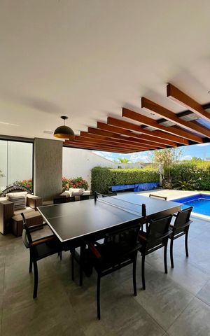 Casa de condomínio à venda com 387m², 4 quartos e 6 vagas Casa de condomínio à venda com 387m², 4 quartos e 6 vagasÁrea comum