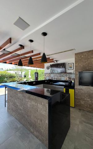 Casa de condomínio à venda com 387m², 4 quartos e 6 vagas Casa de condomínio à venda com 387m², 4 quartos e 6 vagasÁrea comum