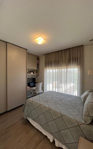 Casa de condomínio à venda com 387m², 4 quartos e 6 vagas Casa de condomínio à venda com 387m², 4 quartos e 6 vagas Quarto
