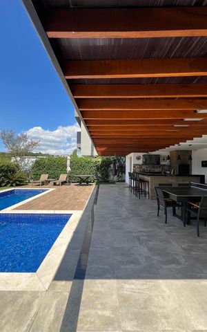 Casa de condomínio à venda com 387m², 4 quartos e 6 vagas Casa de condomínio à venda com 387m², 4 quartos e 6 vagasPiscina