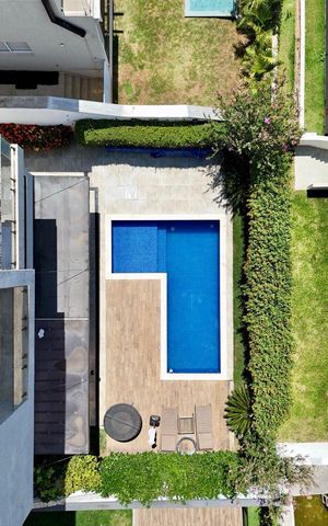 Casa de condomínio à venda com 387m², 4 quartos e 6 vagas Casa de condomínio à venda com 387m², 4 quartos e 6 vagasPiscina