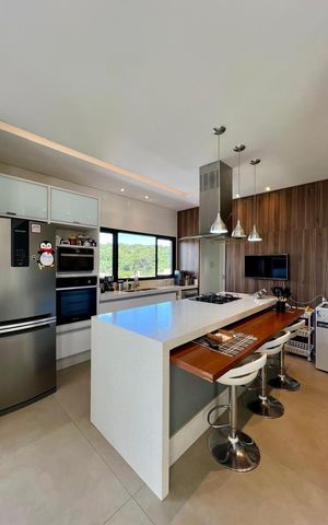 Casa de condomínio à venda com 387m², 4 quartos e 6 vagas Casa de condomínio à venda com 387m², 4 quartos e 6 vagasCozinha