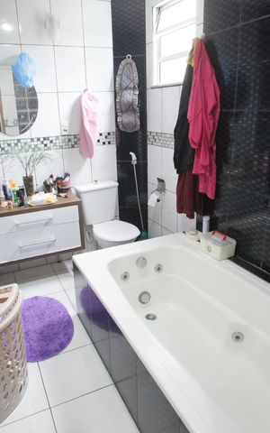 Casa de condomínio à venda com 180m², 2 quartos e 2 vagasBanheiro da Suíte