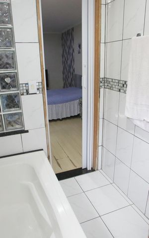 Casa de condomínio à venda com 180m², 2 quartos e 2 vagasBanheiro da Suíte