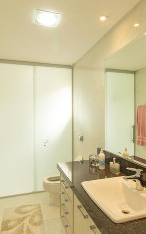 Casa de condomínio à venda com 430m², 6 quartos e 3 vagas Casa de condomínio à venda com 430m², 6 quartos e 3 vagasBanheiro da Suite 3