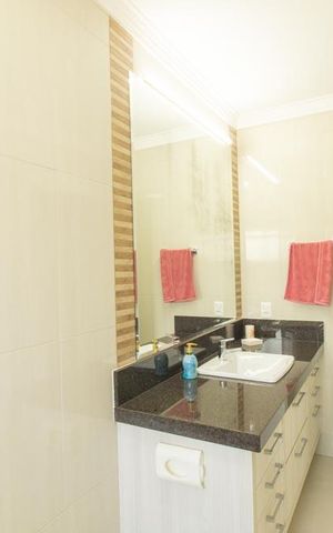 Casa de condomínio à venda com 430m², 6 quartos e 3 vagas Casa de condomínio à venda com 430m², 6 quartos e 3 vagasBanheiro da SUite 1