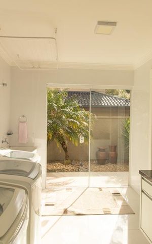 Casa de condomínio à venda com 430m², 6 quartos e 3 vagas Casa de condomínio à venda com 430m², 6 quartos e 3 vagasÁrea de Serviço