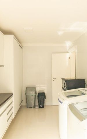 Casa de condomínio à venda com 430m², 6 quartos e 3 vagas Casa de condomínio à venda com 430m², 6 quartos e 3 vagasÁrea de Serviço