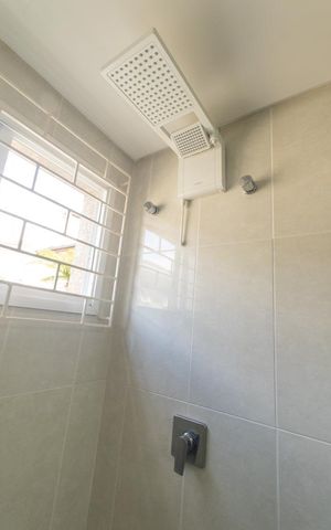 Casa de condomínio à venda com 430m², 6 quartos e 3 vagas Casa de condomínio à venda com 430m², 6 quartos e 3 vagasBanheiro da Suite 4