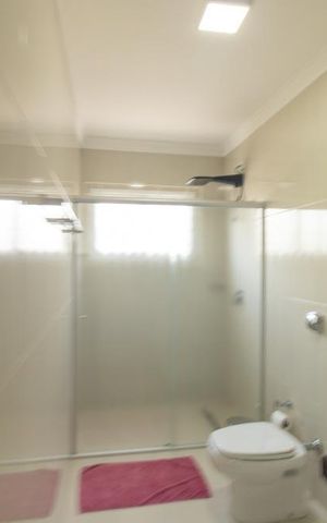 Casa de condomínio à venda com 430m², 6 quartos e 3 vagas Casa de condomínio à venda com 430m², 6 quartos e 3 vagasBanheiro da SUite 1