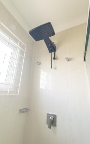 Casa de condomínio à venda com 430m², 6 quartos e 3 vagas Casa de condomínio à venda com 430m², 6 quartos e 3 vagasBanheiro da SUite 1