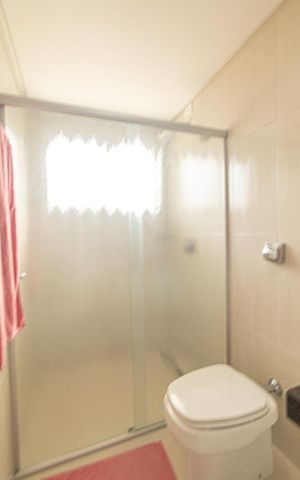Casa de condomínio à venda com 430m², 6 quartos e 3 vagas Casa de condomínio à venda com 430m², 6 quartos e 3 vagasBanheiro da Suíte 2