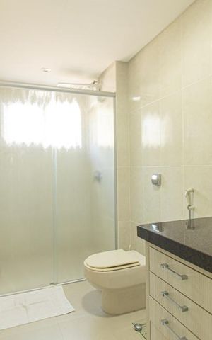 Casa de condomínio à venda com 430m², 6 quartos e 3 vagas Casa de condomínio à venda com 430m², 6 quartos e 3 vagasBanheiro da Suite 4