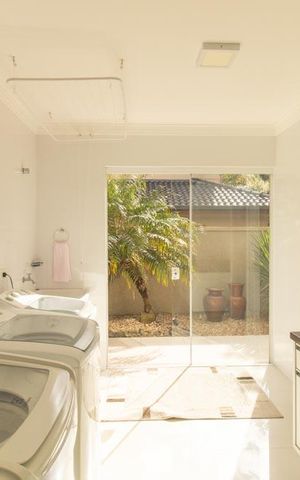 Casa de condomínio à venda com 430m², 6 quartos e 3 vagas Casa de condomínio à venda com 430m², 6 quartos e 3 vagasÁrea de Serviço