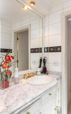 Apartamento à venda com 300m², 4 quartos e 5 vagasBanheiro da Suíte 1